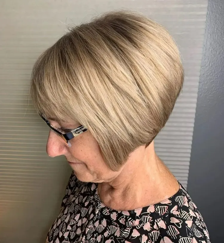 couleur cheveux tendance femme 60 ans option blond cendré marier bien cheveux gris