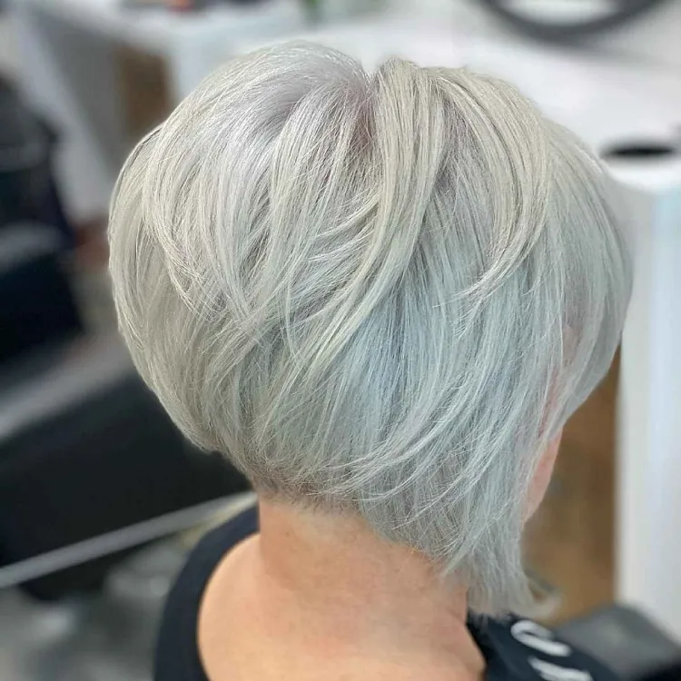 couleurs cheveux tendance femme 60 ans toucher reflets violets surbrillance unique