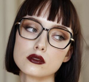 coupe carré avec lunettes