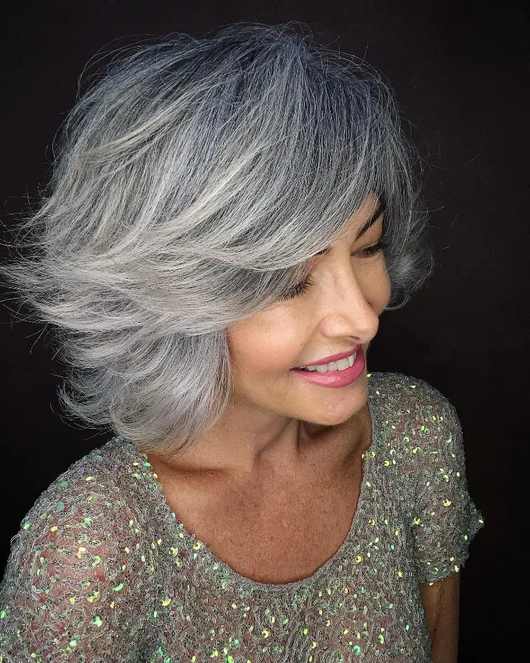 coupe de cheveux 2022 femme 60 ans frange après 60 ans cheveux gris sel et poivre