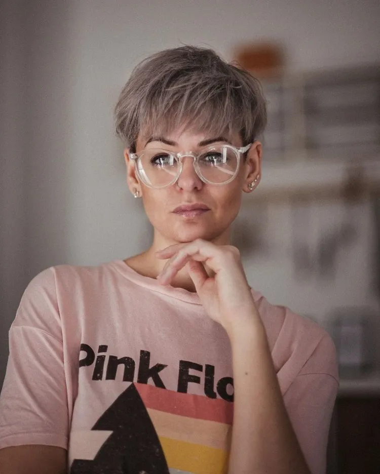 short haircut woman 50 years with glasses pixie cut degraded with bangs gray hair 2022