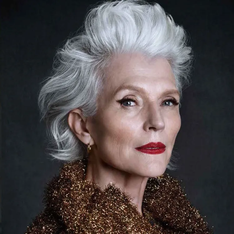 coupe courte femme 60 ans 70 ans cheveux blancs assumer fièrement