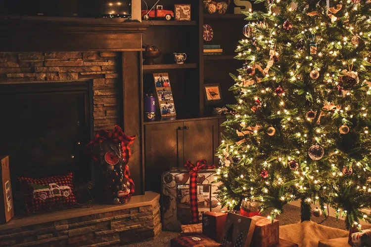 décoration de Noël chaleureuse avec des lumières et un sapin décoré