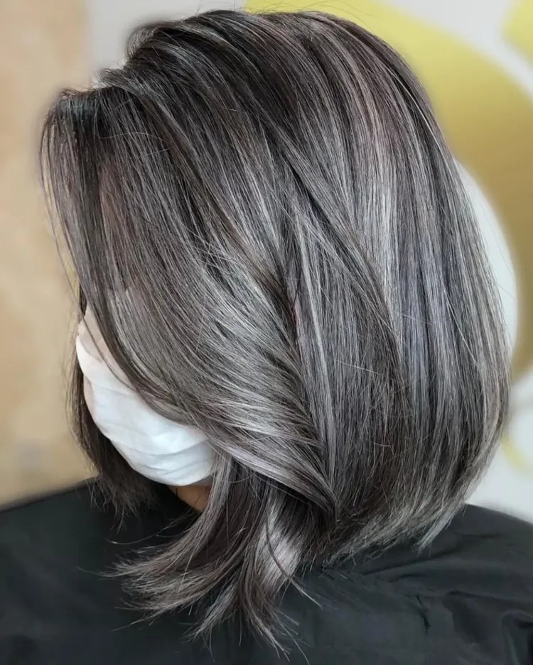 grey blending tendance coloration cheveux blancs femme 60 ans cheveux poivre et sel balayage meches grises entretien
