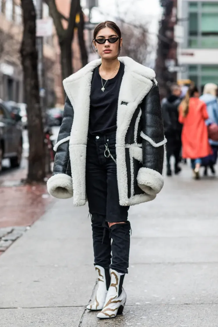 idées tenues veste aviateur shearling peau mouton cuir noir femme tendance mode hiver 2023
