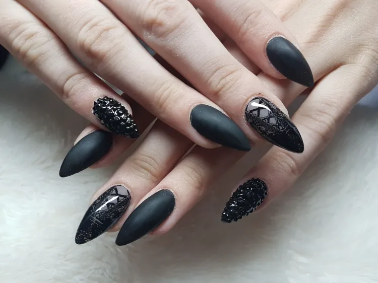 manucure noir 2022 déco ongles dentelle tendance style gothique