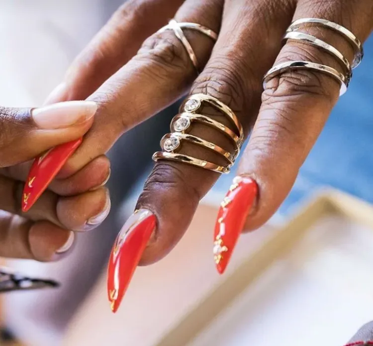 ongles en forme après 50 ans stiletto nails manucure femme à éviter