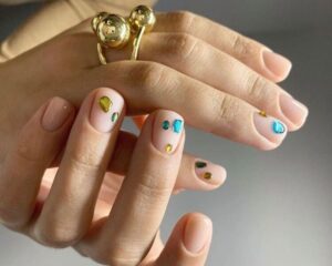 ongles novembre 2022 tendance manucure neutre avec strass saison actuelle