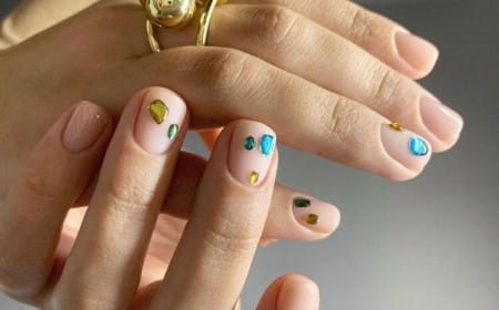 ongles novembre 2022 tendance manucure neutre avec strass saison actuelle