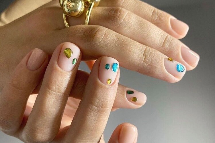 ongles novembre 2022 tendance manucure neutre avec strass saison actuelle