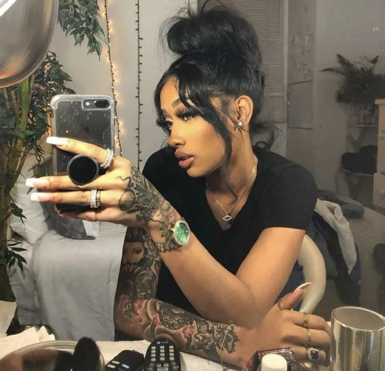 photos modeles tatouage sur peau noire femme tendance 2022