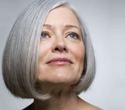 quelle couleur cheveux tendance 2023 femme 60 ans argent cendré blond platine longs courts