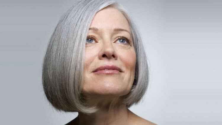 quelle couleur cheveux tendance 2023 femme 60 ans argent cendré blond platine longs courts