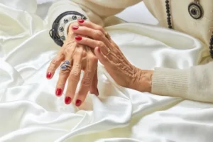 quelle couleur de vernis après 60 ans teintes tendance 2022 manucure qui rajeunit