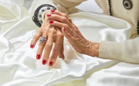 quelle couleur de vernis après 60 ans teintes tendance 2022 manucure qui rajeunit