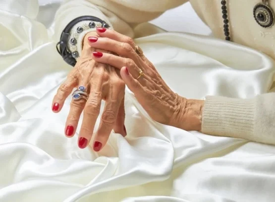 quelle couleur de vernis après 60 ans teintes tendance 2022 manucure qui rajeunit