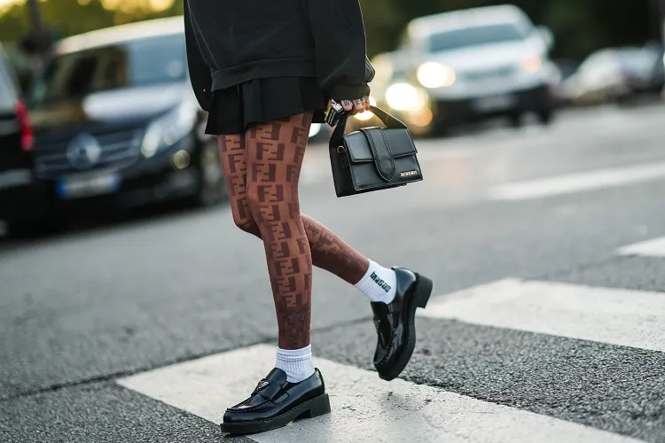 quelles chaussettes porter avec des mocassins femme cuir noir plateforme automne hiver 2022 2023