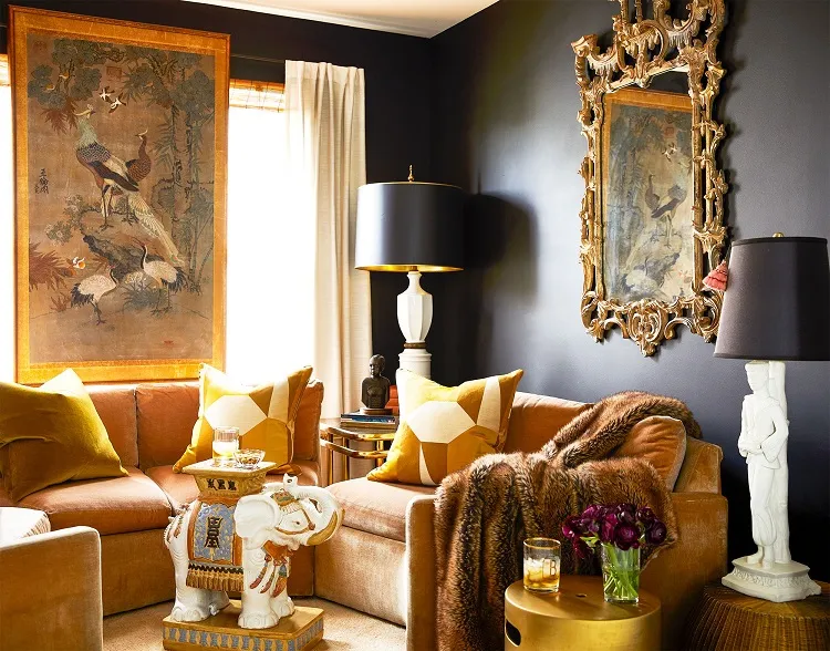 salon de luxe avec des murs noirs et des peintures