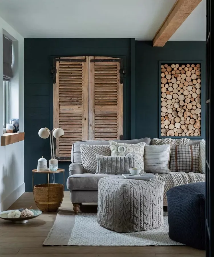salon en bleu foncé avec une décoration en bois