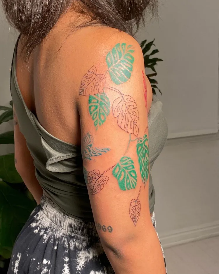 tatouage colorée rouge vert bras femme peau noir foncé