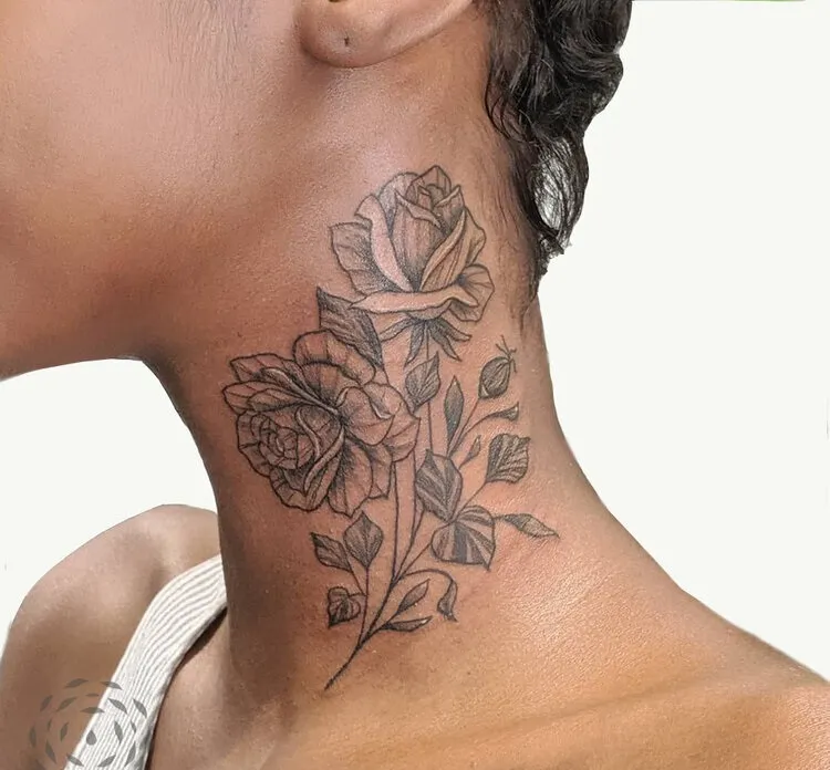 tatouage cou femme noire peau mate métisse foncée