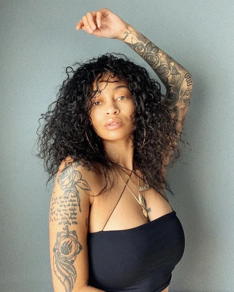 tatouage en couleur sur peau noir manchette femme