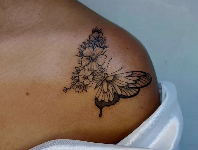 tatouage papillon clavicule femme peau foncée noire