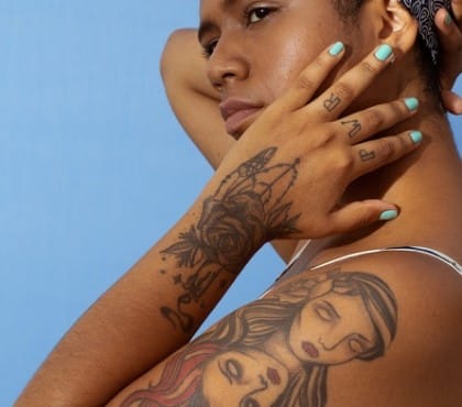 tatouages femme peau noire foncée métisse tattoo idées tendance 2022