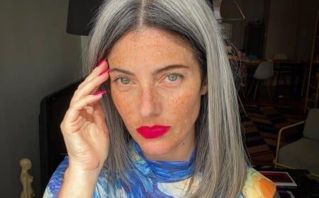 tendance coloration cheveux sel et poivre balayage cheveux blancs gris femme 50 ans technique grey blending meches sel et poivre