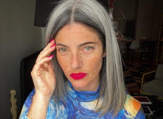 tendance coloration cheveux sel et poivre balayage cheveux blancs gris femme 50 ans technique grey blending meches sel et poivre