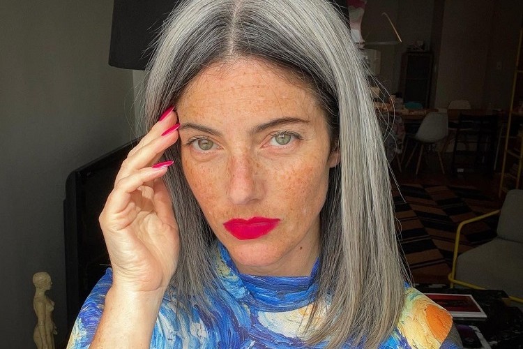 tendance coloration cheveux sel et poivre balayage cheveux blancs gris femme 50 ans technique grey blending meches sel et poivre