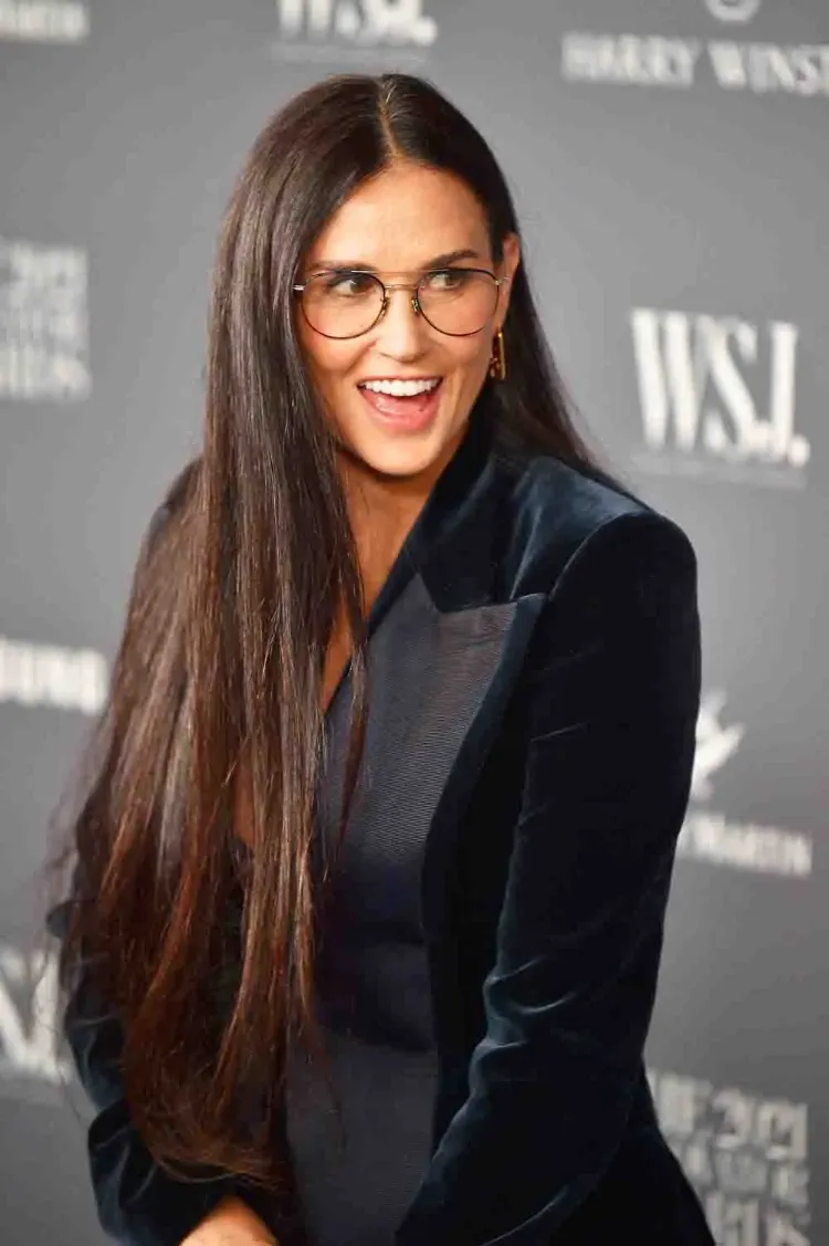 tendance coupe de cheveux femme 50 ans avec lunettes visage rectangulaire 2022 coiffure liquid hair demi moore