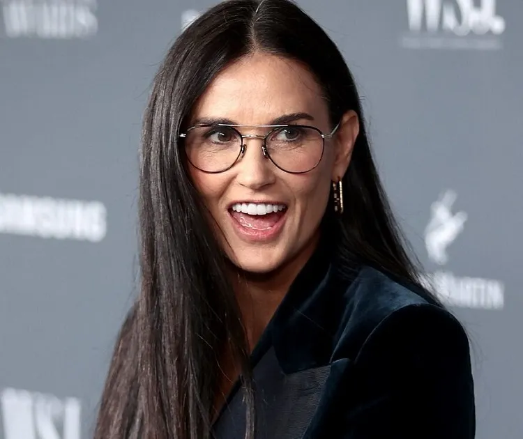 trendy haircuts for women over 50 with glasses rectangular face 2022 hairstyle trend liquid hair demi moore