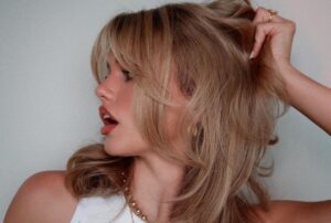 tendance coupe femme 2022 coiffure brigitte bardot frange rideau cheveux blonds femme brushing
