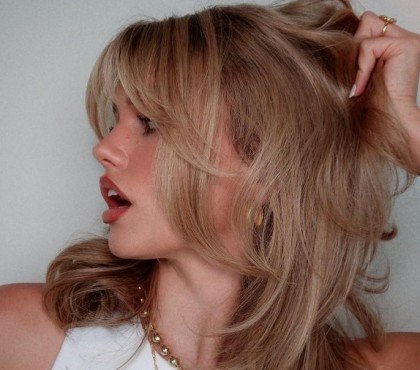 tendance coupe femme 2022 coiffure brigitte bardot frange rideau cheveux blonds femme brushing