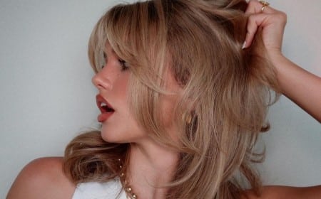tendance coupe femme 2022 coiffure brigitte bardot frange rideau cheveux blonds femme brushing
