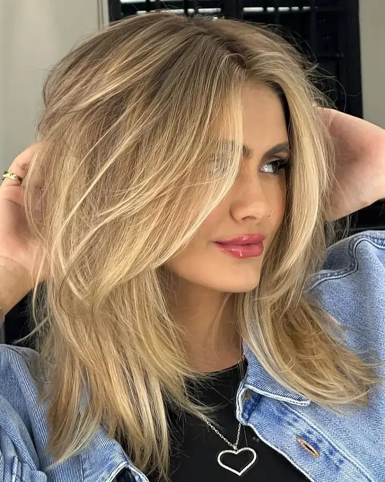 trend coiffure cheveux femme decoiffe style blonde lisse chic hot