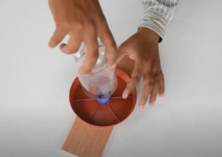 tutoriel comment fabriquer un abreuvoir pour oiseaux bouteille plastique étapes faciles