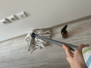Astuces nettoyage pour nettoyer des plinthes en peinture en bois carrelage electriques sans se fatiguer