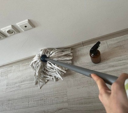 Astuces nettoyage pour nettoyer des plinthes en peinture en bois carrelage electriques sans se fatiguer