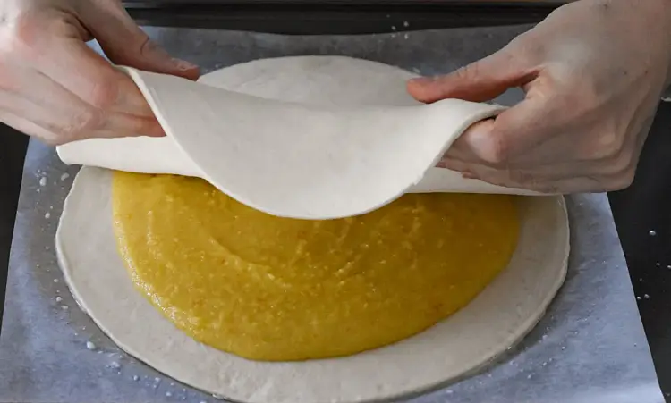 Galette des Rois kitchen recipe mentions how to taste the pastry