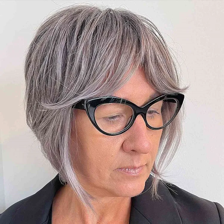 carré avec frange visage rond femme 50 60 ans avec lunettes cheveux fins gris