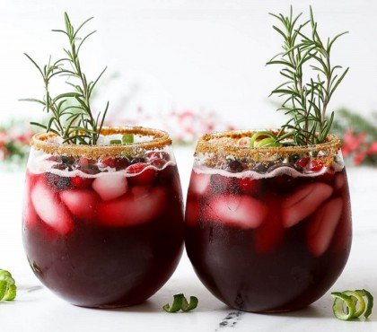 cocktail de noël rouge avec jus de fruits