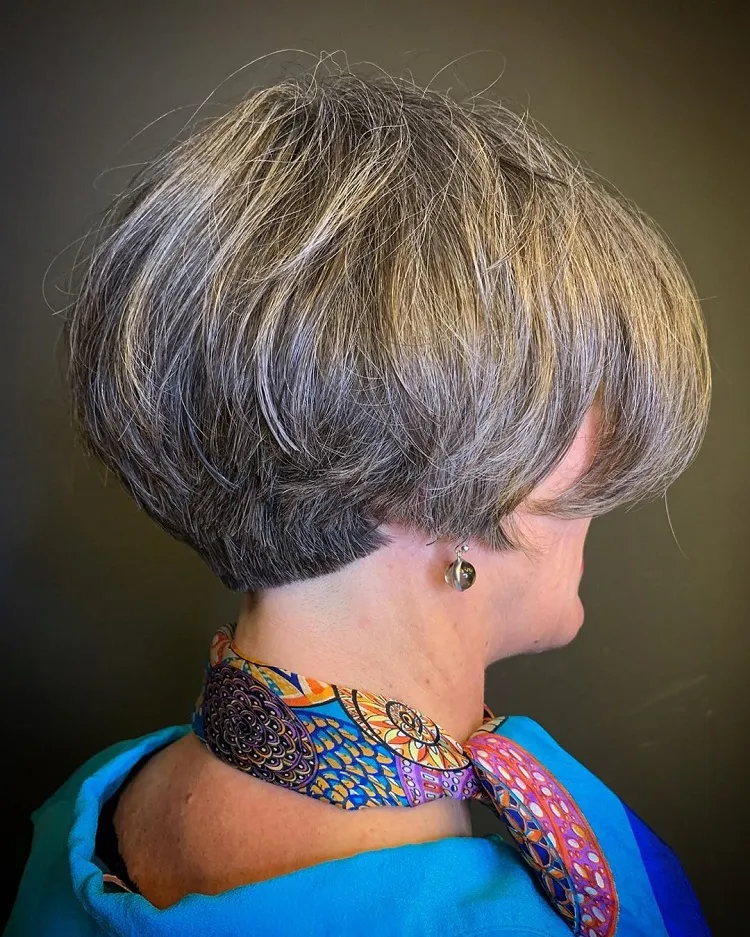 coiffure avec frange femme 60 ans carré court dégradé pixie bob cheveux gris sel et poivre