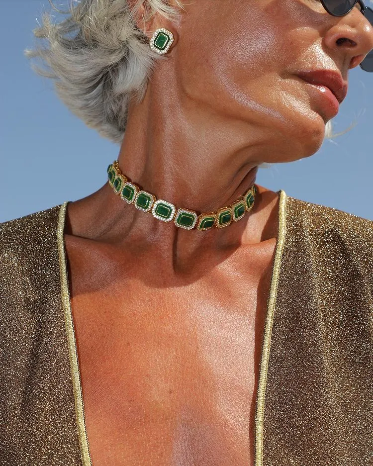 collier tendance 2023 2023 de couleur vert et doré pour femme de 50 ans