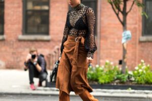comment adopter la jupe en daim suede camel marron femme tendance mode hiver 2023