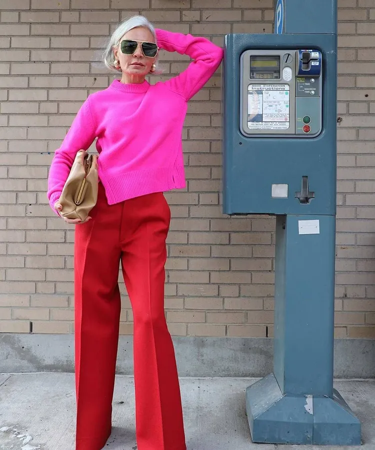 comment adopter tendance couleurs colorblock apres 50 ans femme tenue moderne 2023