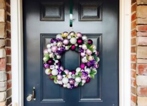 comment fabriquer couronne noel porte entrée avec cintre fil métallique boules