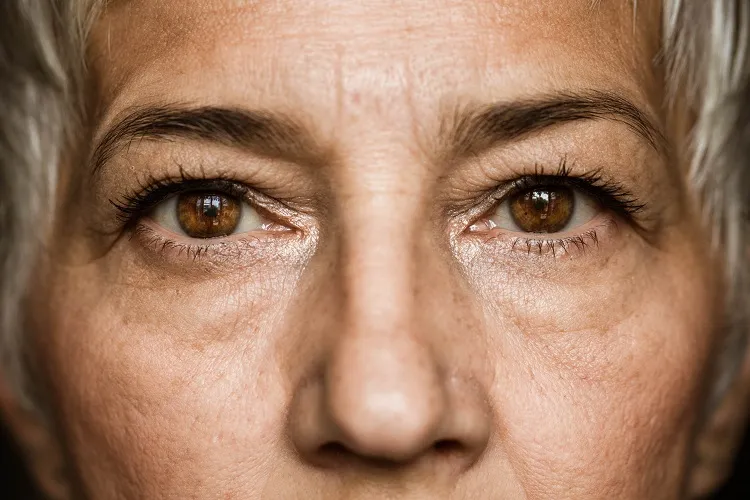 comment maquiller les paupières tombantes maquillage des yeux femem 50 ans ou plus