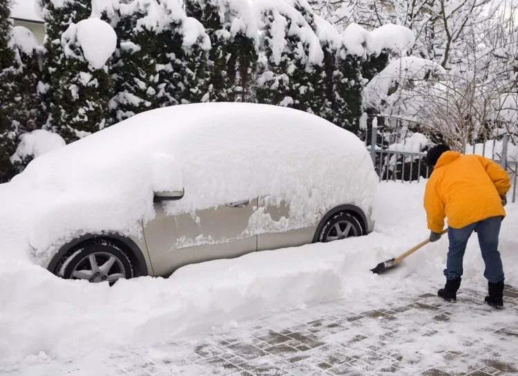 comment se débarrasser de la neige sur une voiture